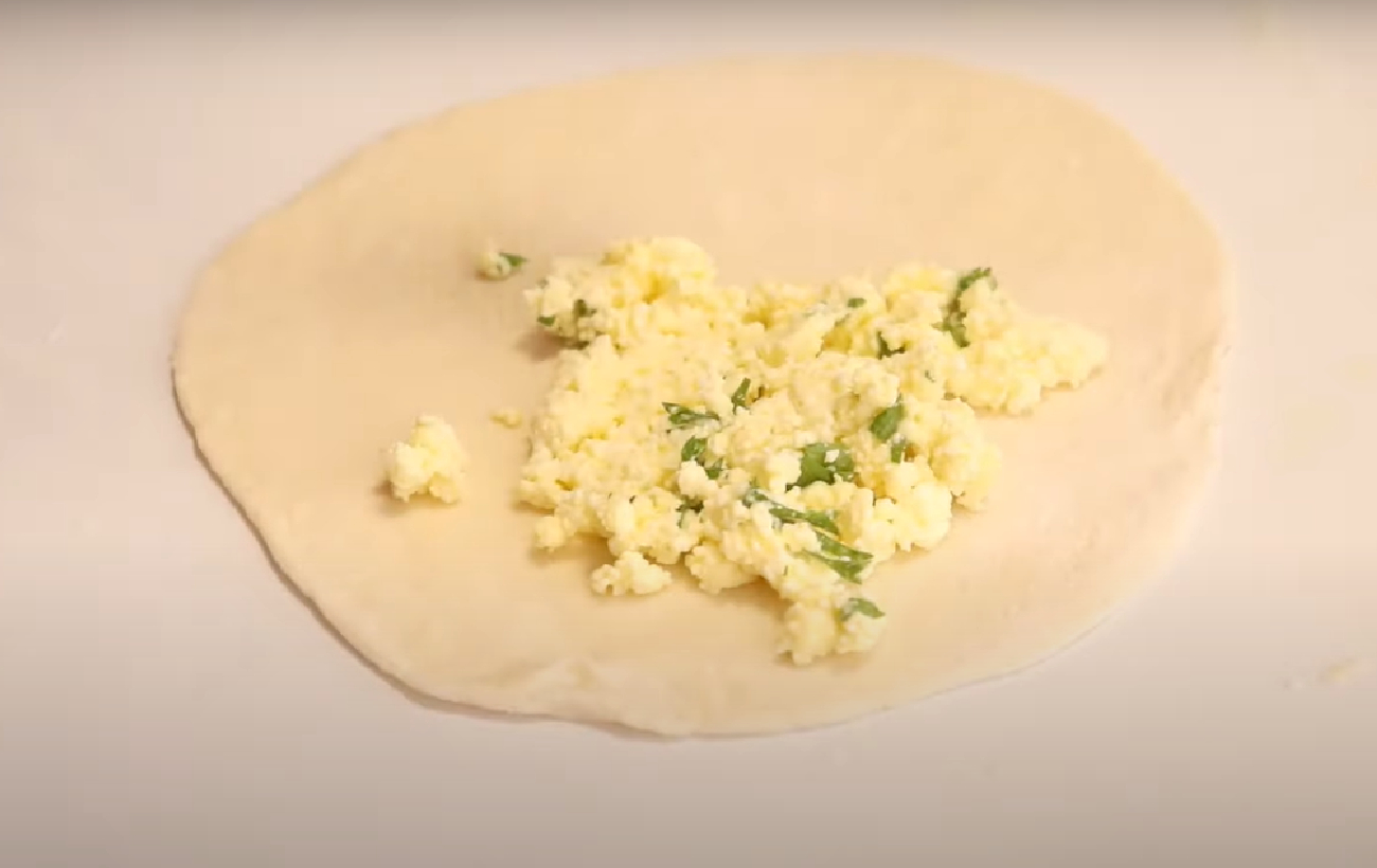 Коржики с сыром и зеленью без масла на завтрак: рецепт для всей семьи